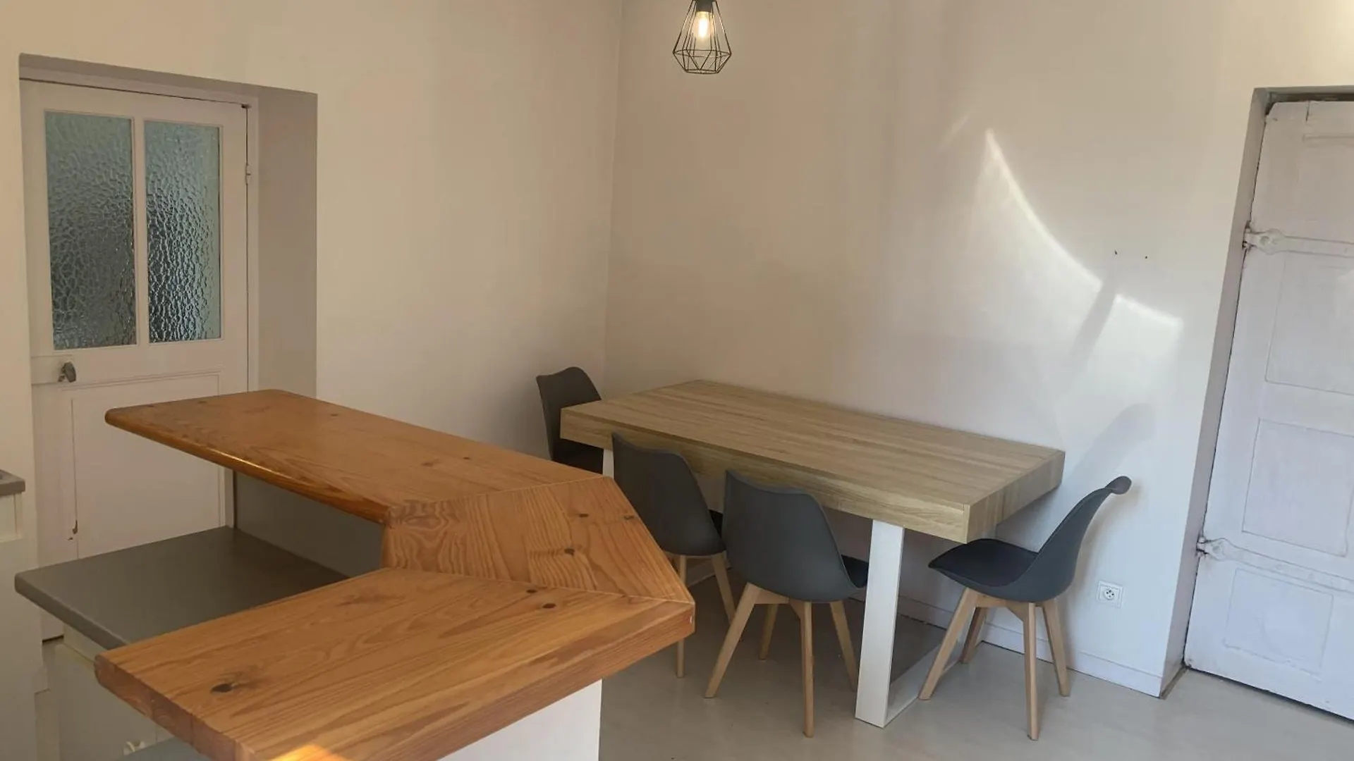 Grand Studio Historique 30M2 - Hypercentre Chambery